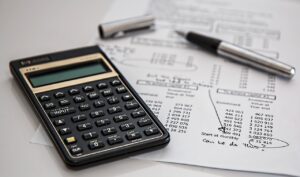 calculator-385506_1280-300x177 Taxa Selic pode cair em 2024 e impactar mercado de ações e investimentos
